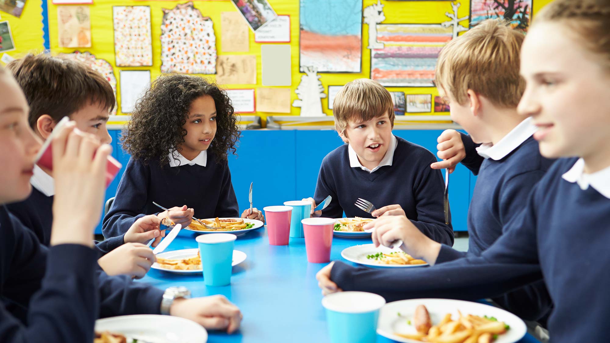 School children eating lunch