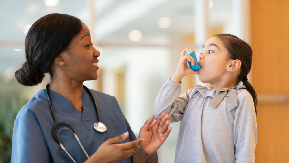  Doctor assists young asthmatic patient