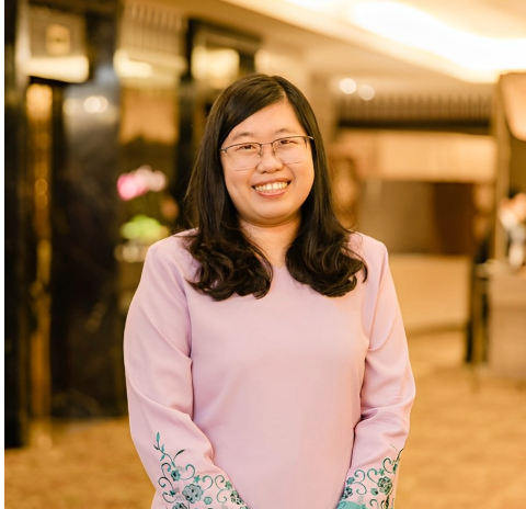 Headshot pho of Alumna Shi Min smiling