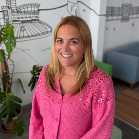 Headshot picture of Rachel Cox