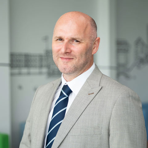 Headshot photo of Simon Stewart